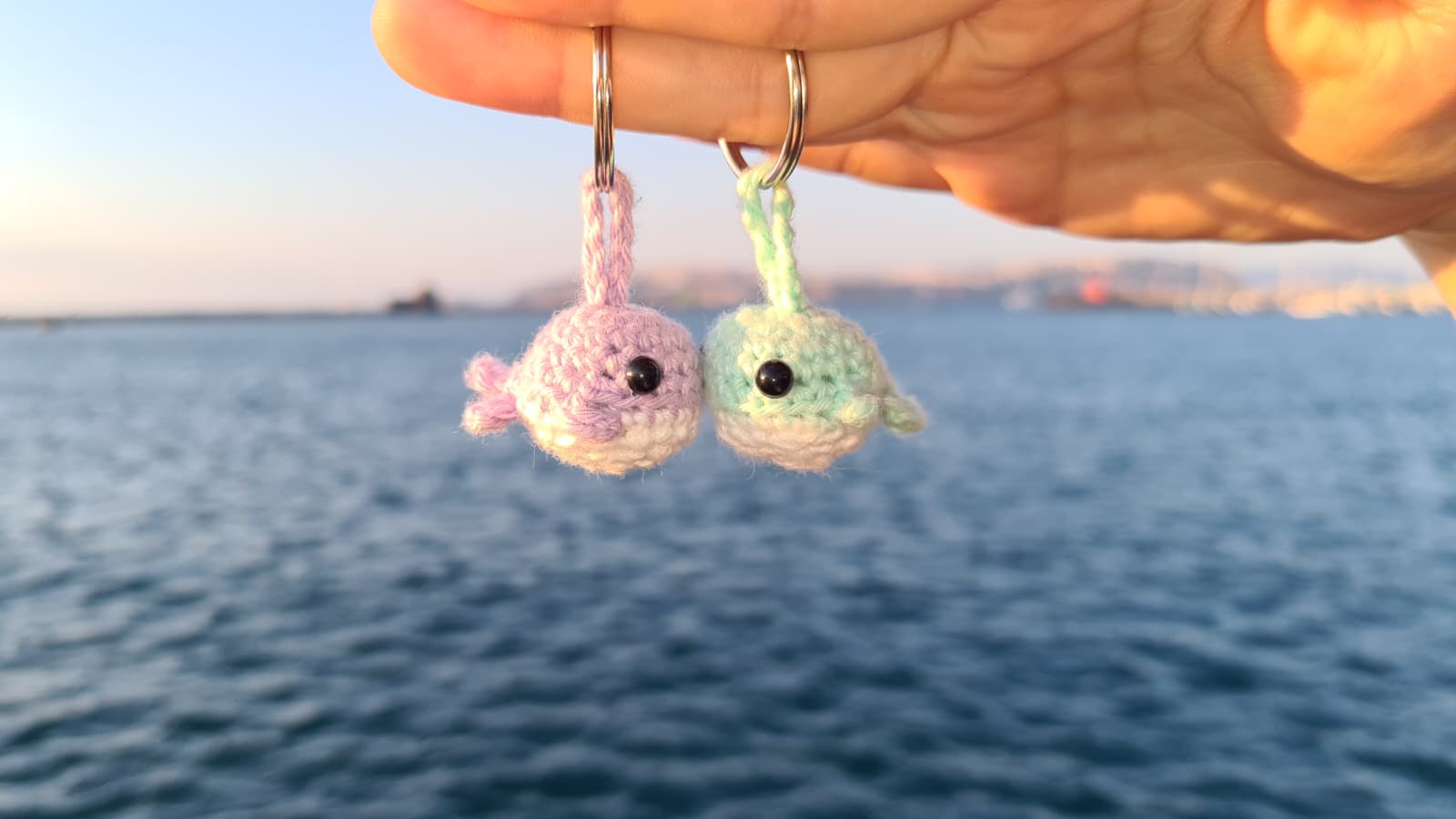 Gehäkelte Walfische mit Meer im Hintergrund