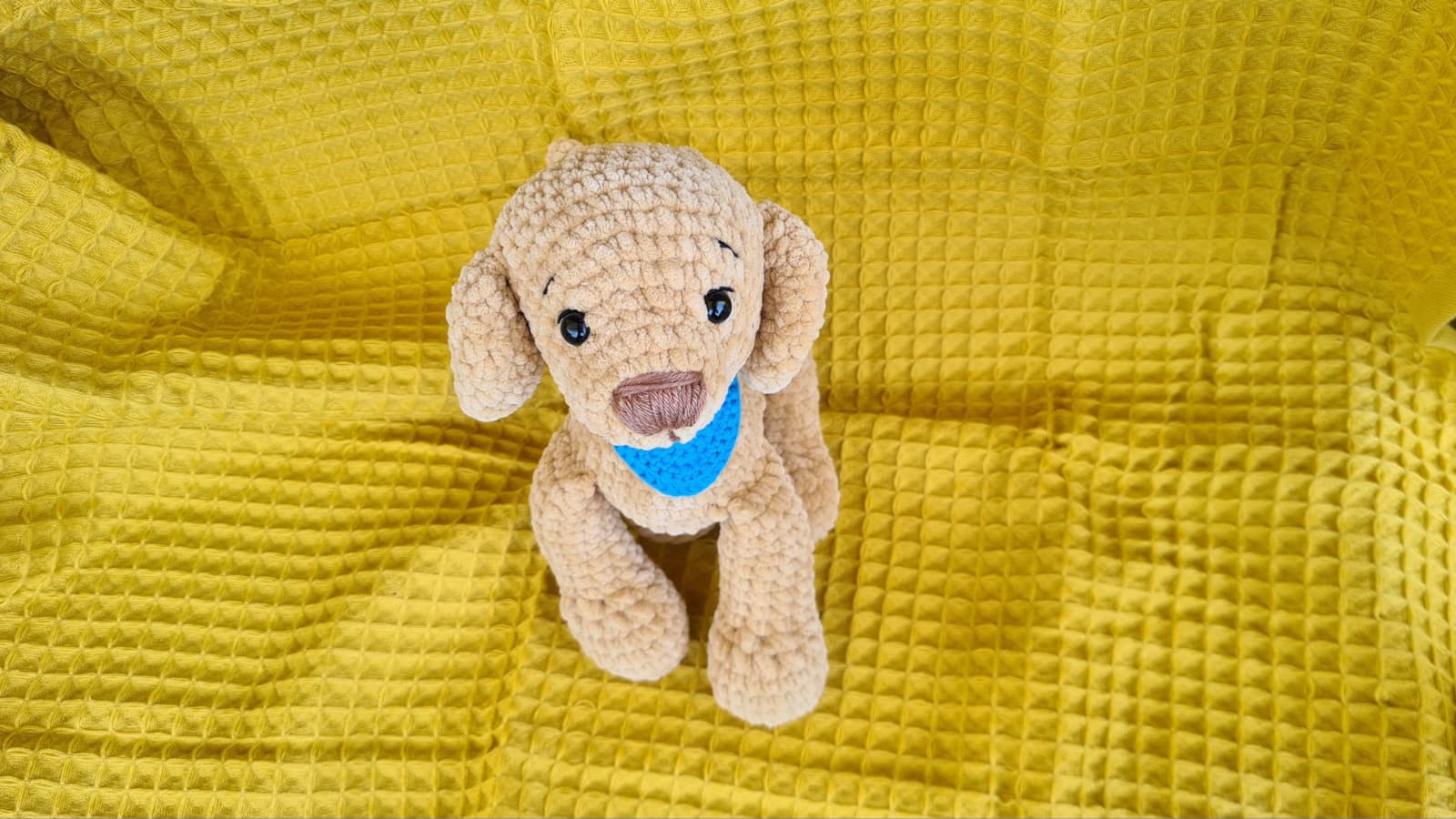 Brauner gehäkelter Labrador mit blauem Halstuch